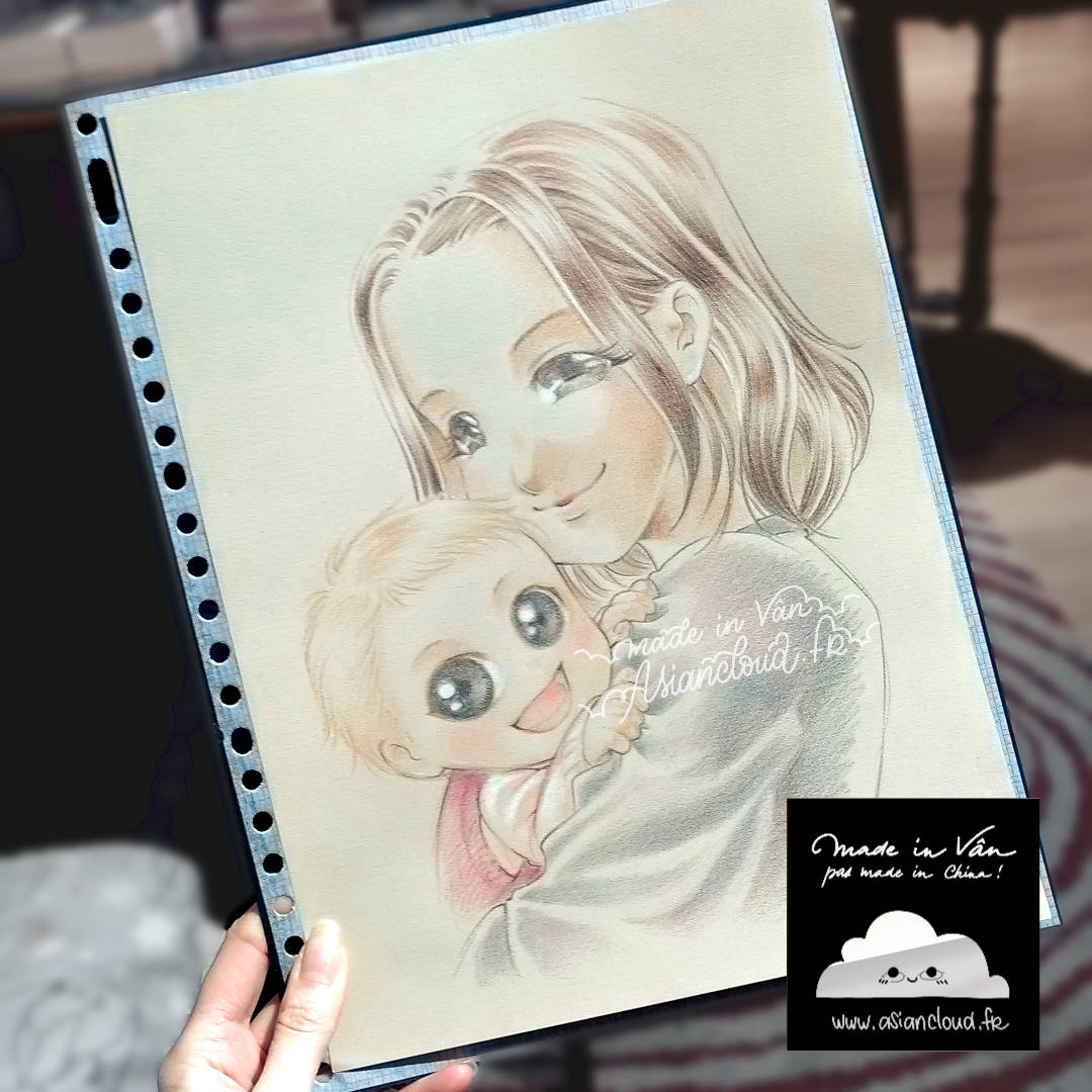 Photo d'un dessin sur papier kraft, portrait d'une mère et de son enfant réalisé aux crayons de couleurs dans un style manga