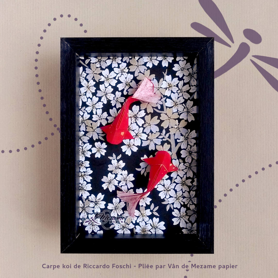 Tablerau en papier avec carpes origami rouges selon modèle de Riccardo Foschi, collées sur un fond de papier japonais -washi- noir et fleurs de cerisiers blanches