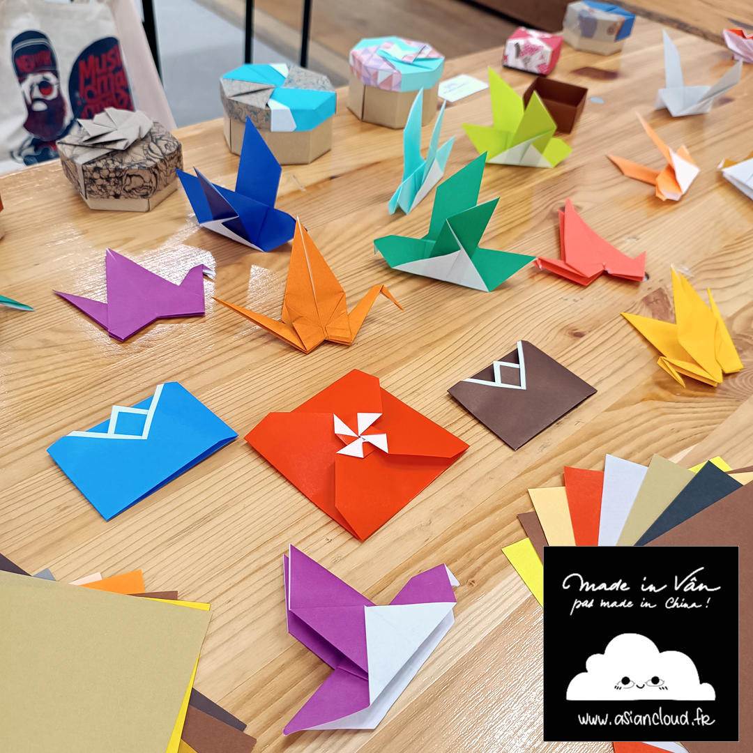 Pliages origami en papier coloré sur une table en bois