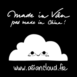 Logo carré d'un petit nuage blanc à lunettes sur fond noir avec le texte manuscrit 'Made in Vân, pas made in China !'