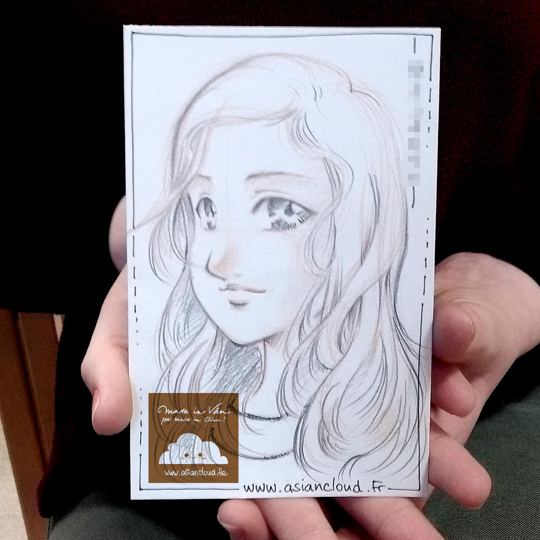 Portrait manga d'une adolescente aux cheveux mi-longs ondulés et yeux tombants, réalisé au graphite sur du papier mix media