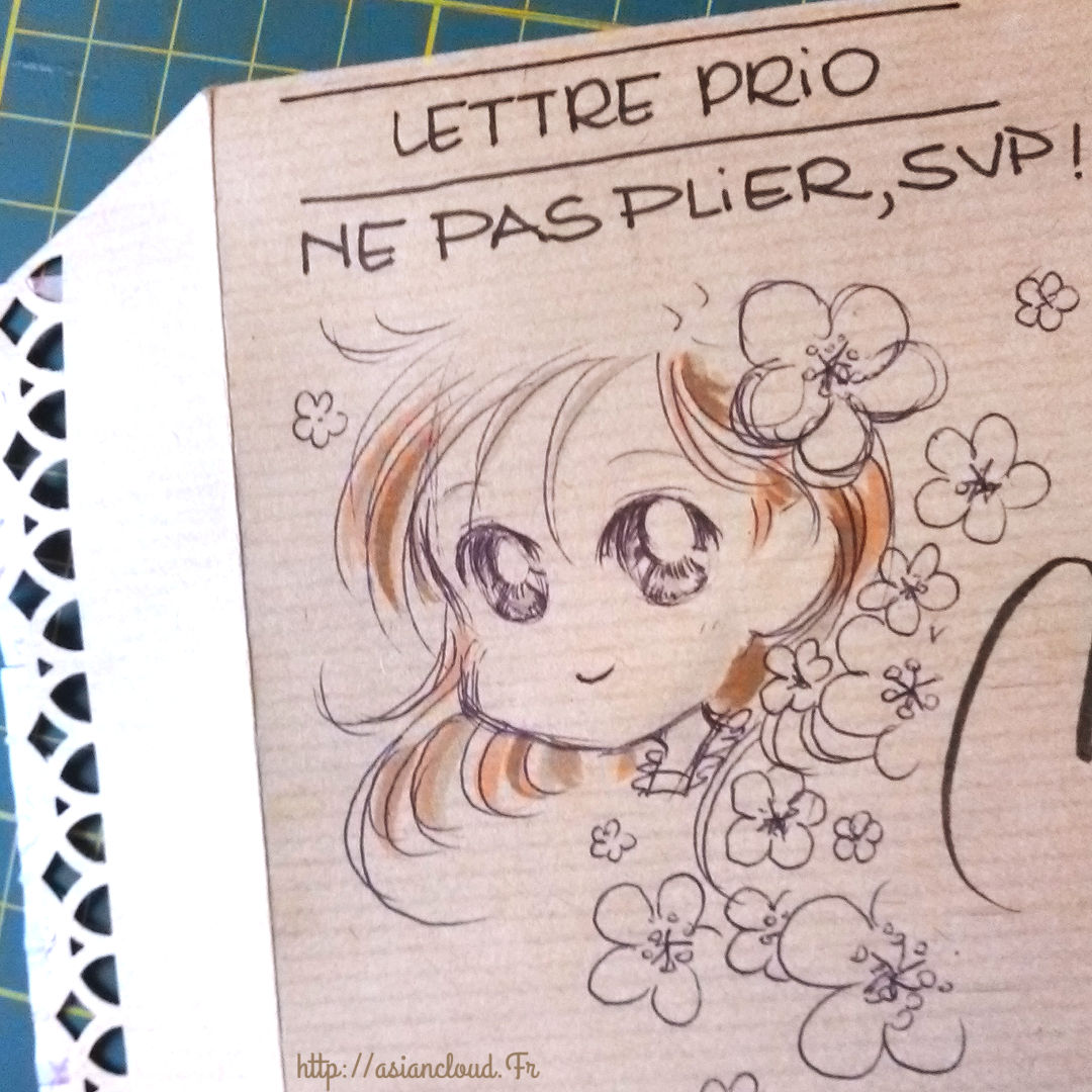 Petit visage mignon aux crayons de couleurs bruns sur enveloppe kraft avec réhauts de blanc