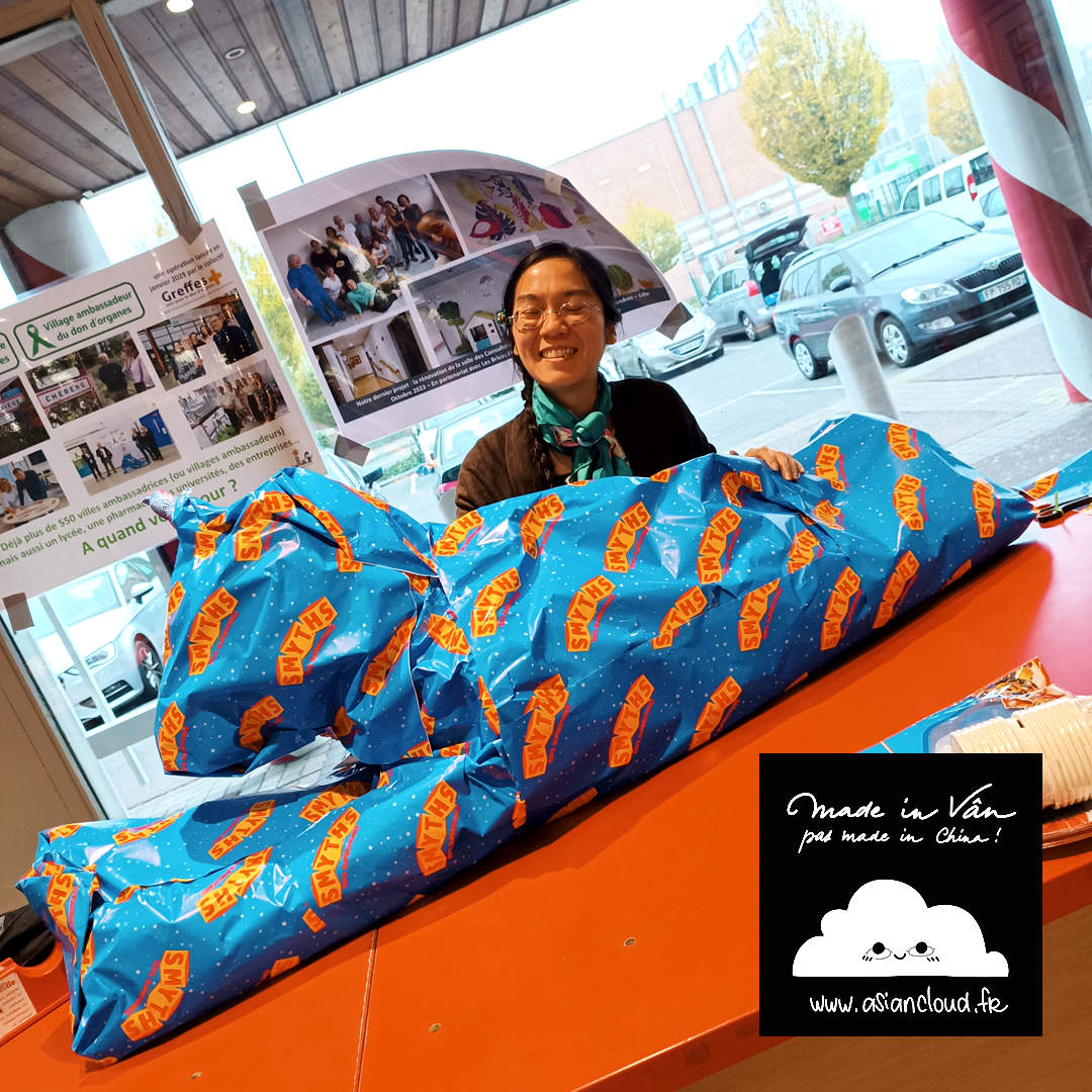 Moi derrière une peluche licorne de 2 mètres emballée dans du papier cadeau bleu