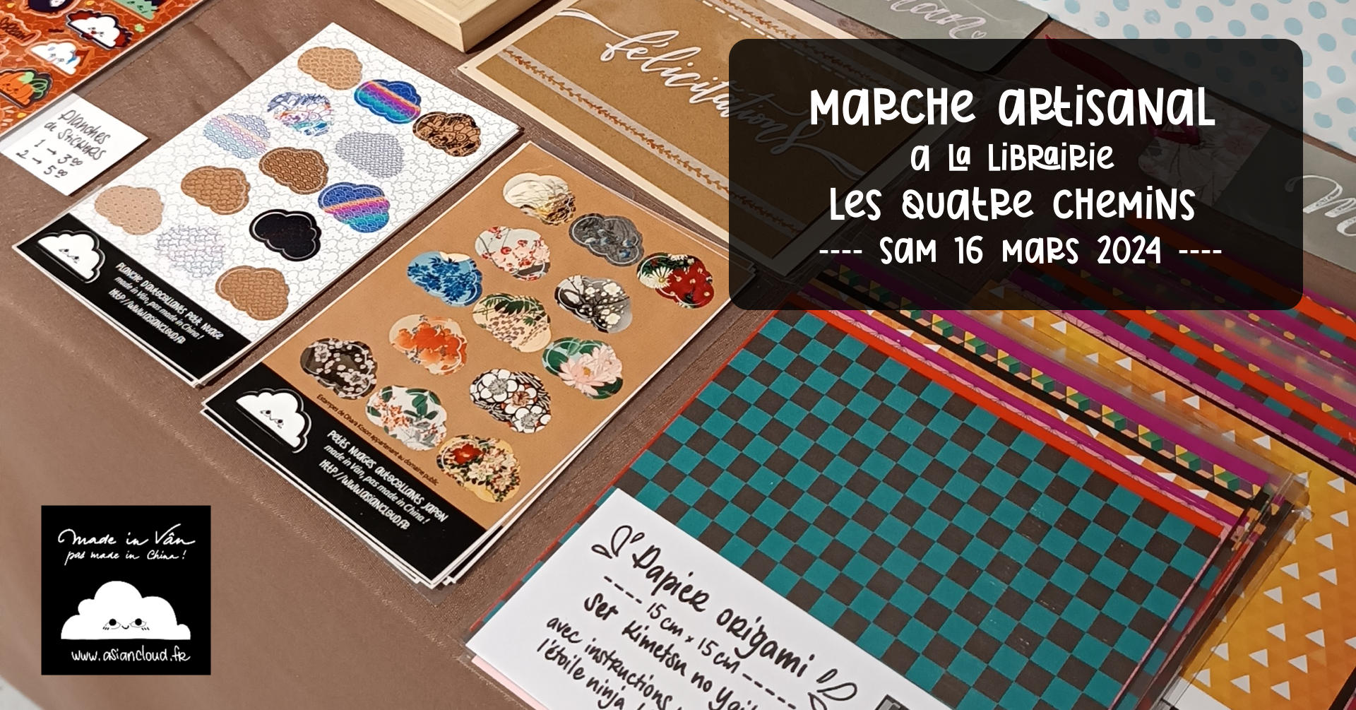 Présentation de produits en papier faits main sur une nappe brune : origami, pliages, tableaux de papier